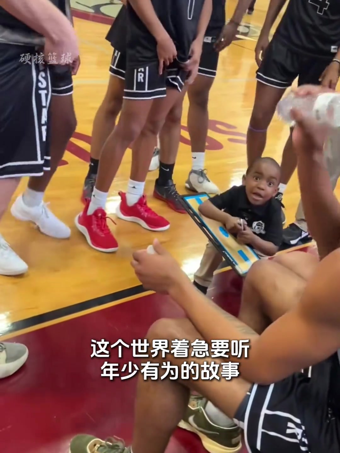 在尿都控制不了的岁数却能控制篮球队的场