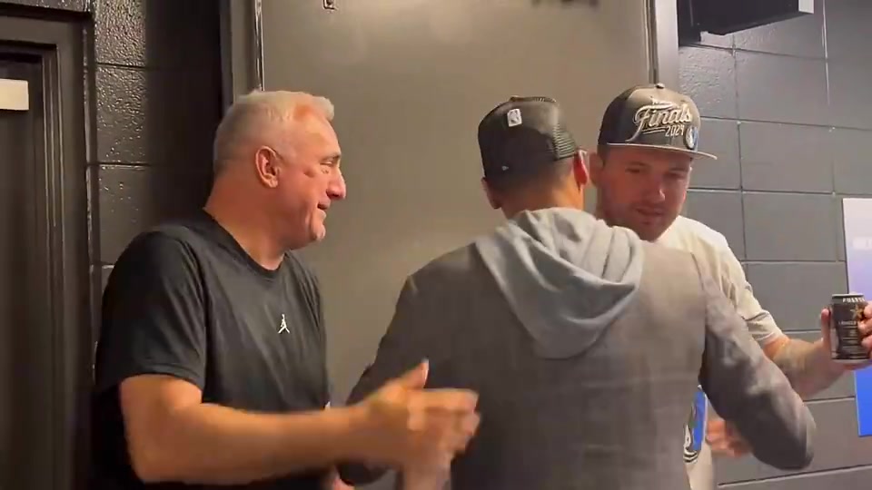 体重管理堪忧上季独行侠晋级西决之后东契奇喝饮料被没收